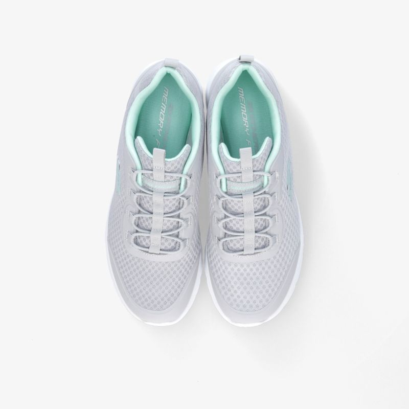 Leichte und bequeme Sportschuhe mit atmungsaktivem Mesh-Obermaterial in modernem Design, ideal für aktive Tage.
