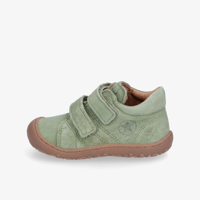 Robuster grüner Klettschuh mit rutschfester Sohle, ideal für aktives Spielen und bequemen Tragekomfort.