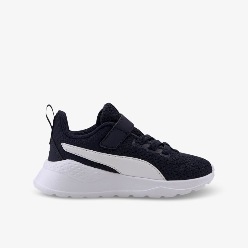 Moderner schwarzer Sneaker mit weißer Sohle und Klettverschluss für hohen Tragekomfort und optimalen Halt.