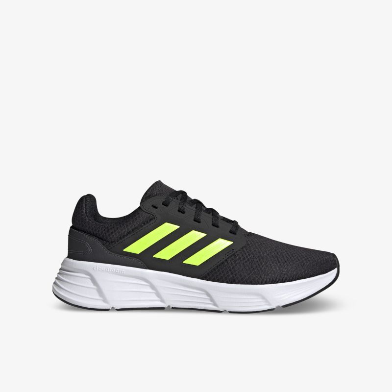 Moderner Laufschuh mit schwarzem Obermaterial, neonfarbenen Streifen und weißer Sohle für optimalen Stil und Komfort.