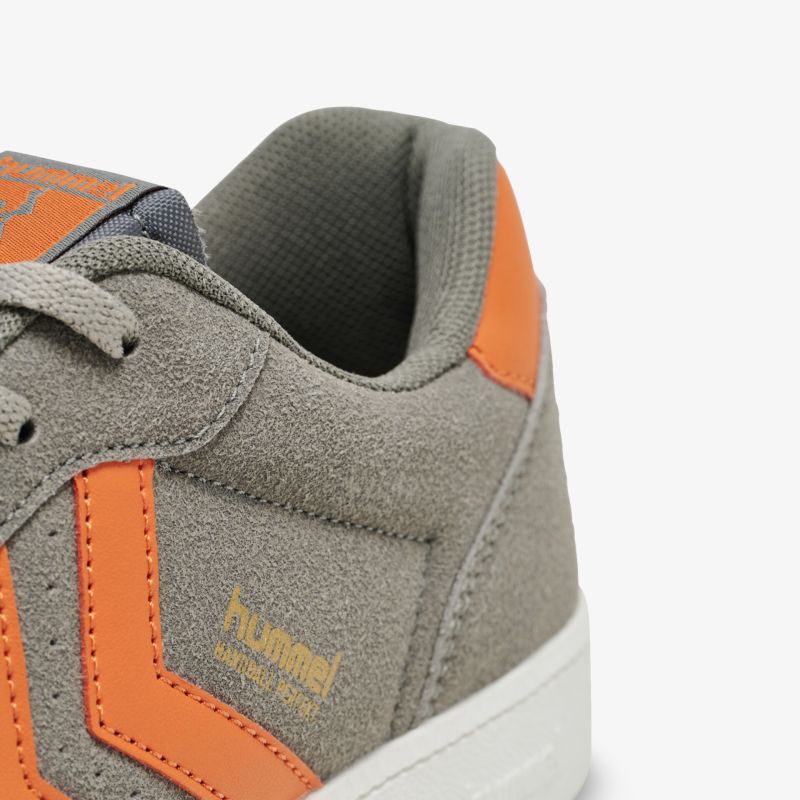 Grauer Sneaker mit auffälligen orangenen Details und komfortabler Passform für den urbanen Stil.