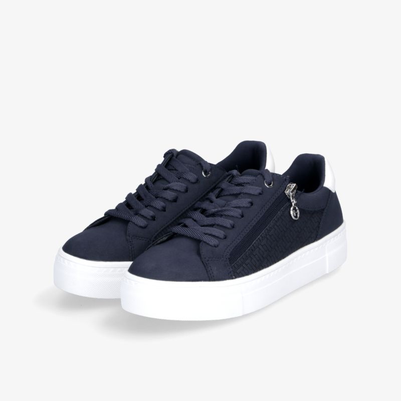 Dunkelblaue Sneaker mit weißer, dicker Sohle und Schnürung, komfortabel und modern gestaltet