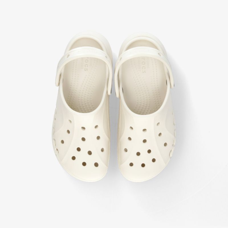 Bequeme beige Clogs mit Belüftungslöchern, ideal für Freizeitaktivitäten. Leichtes und flexibles Design.