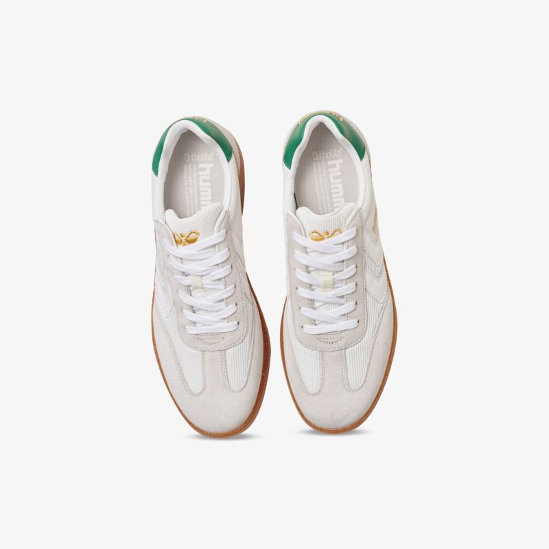 Klassische weiße Sneaker mit grünem Akzent und rutschfester Sohle bieten optimalen Tragekomfort für den Alltag.