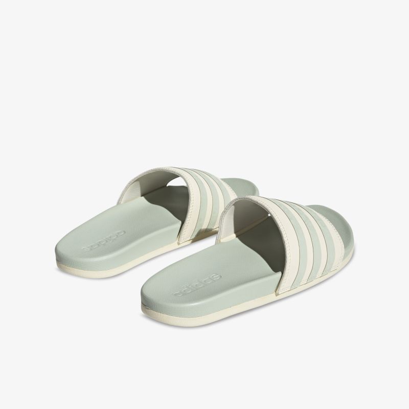 Bequeme weiße Slipper mit rutschfestem Design und stilvollen Streifen, ideal für den Alltag