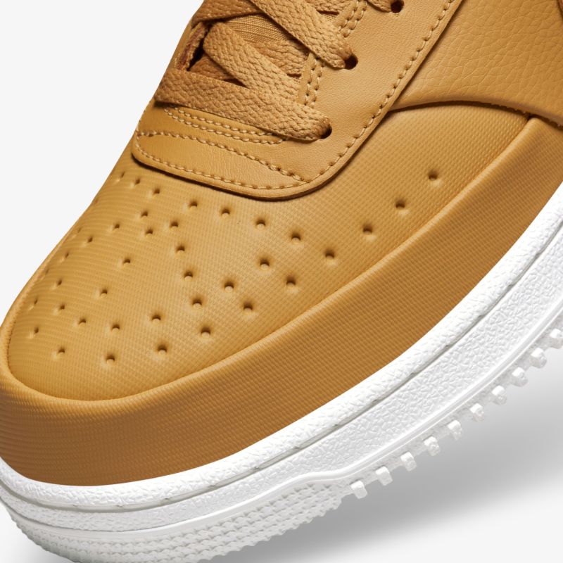 Moderner Sneaker mit perforierter Oberfläche und stilvollem Design in Braunweiß, ideal für Alltag und Freizeit.