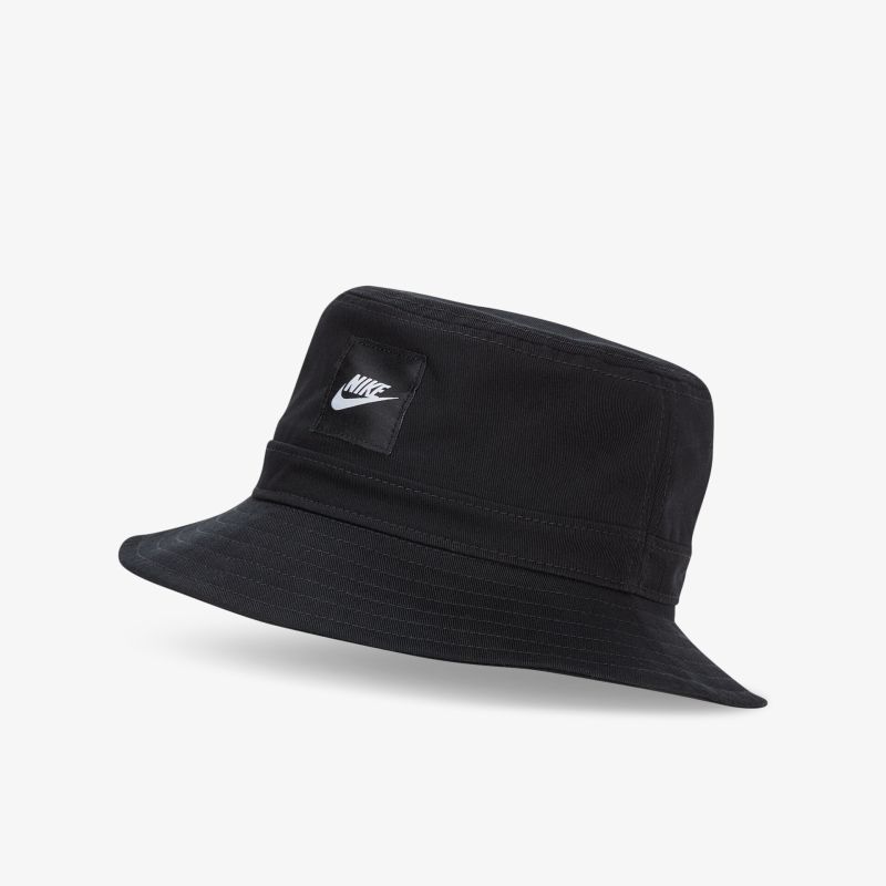Schwarzer stylischer Hut mit markantem Logo auf der Vorderseite, perfekt für diverse Outdoor-Aktivitäten.