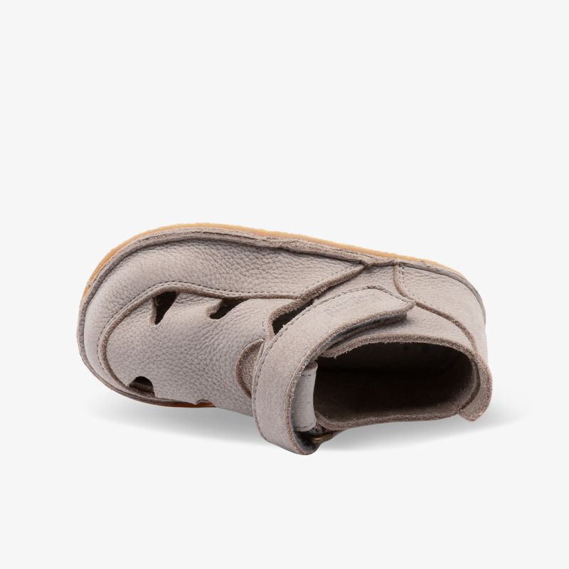 Hellgrauer Babyschuh mit weichem Material und flexiblem Klettverschluss für bequemen Halt