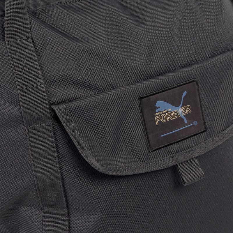 Detailansicht eines schwarzen Rucksacks mit auffälligem Logo, ideal für Alltag und Reisen.