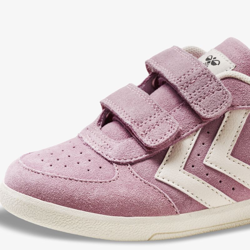 Stylischer Turnschuh mit Velcro-Verschluss in Lila mit weißen Details für einen bequemen täglichen Gebrauch.