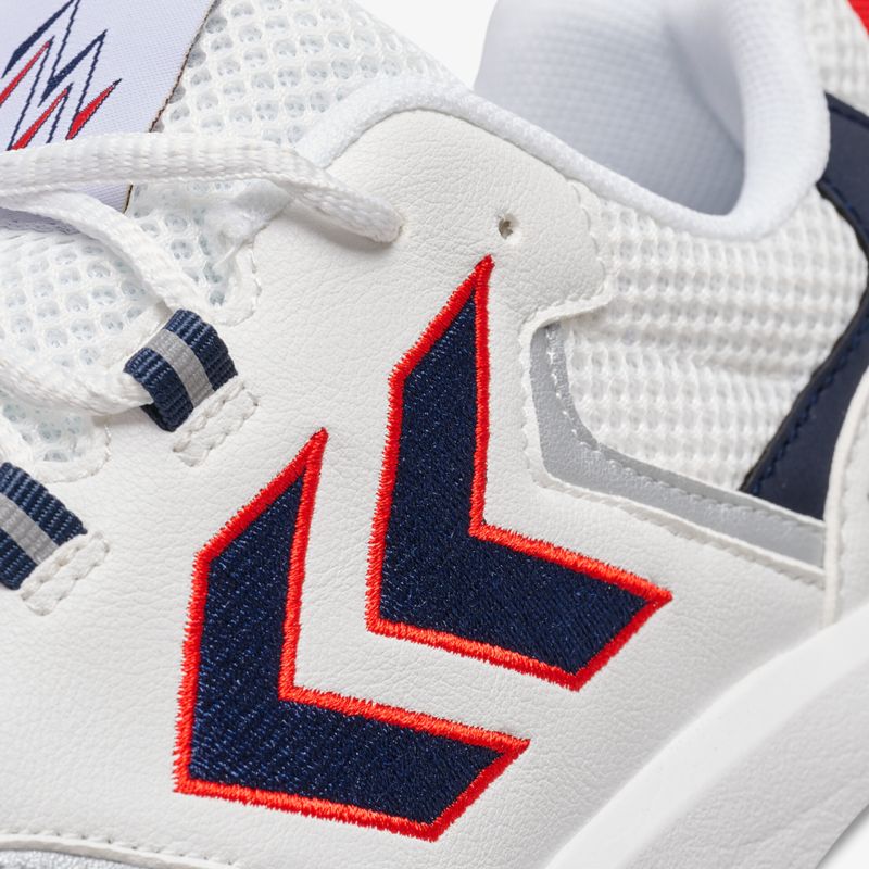 Moderner weißer Sportschuh mit auffälligem roten und blauen Detailstick