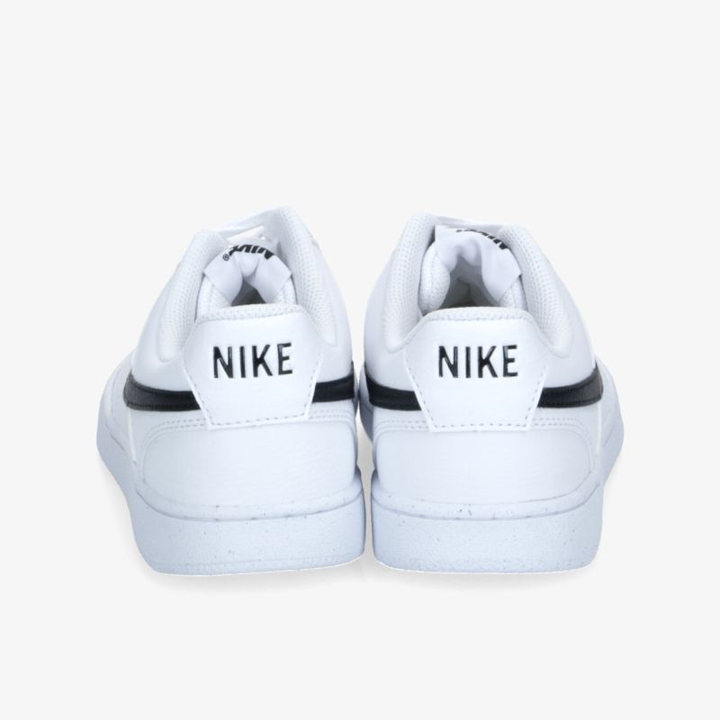 Rückansicht eines weißen Nike Sneakers mit klarem Design, strapazierfähiger Sohle und moderner Optik