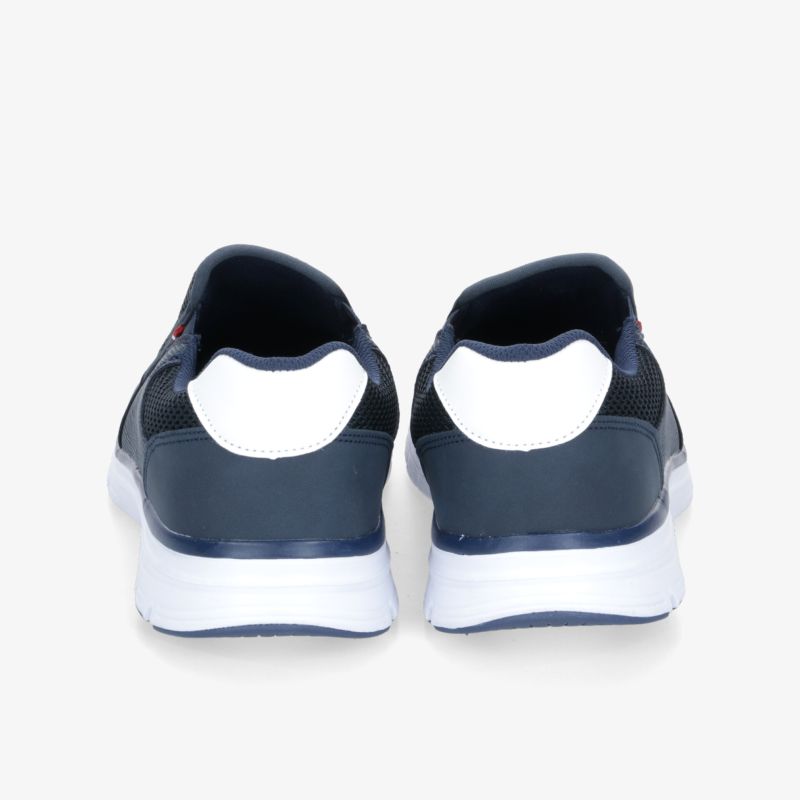 Rückansicht von modernen Sneakern mit zeitlosem Design und komfortabler Passform.