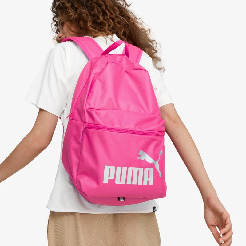 Stylischer pinker Rucksack mit auffälligem Logo-Design, ideal für den täglichen Gebrauch und komfortables Tragen.