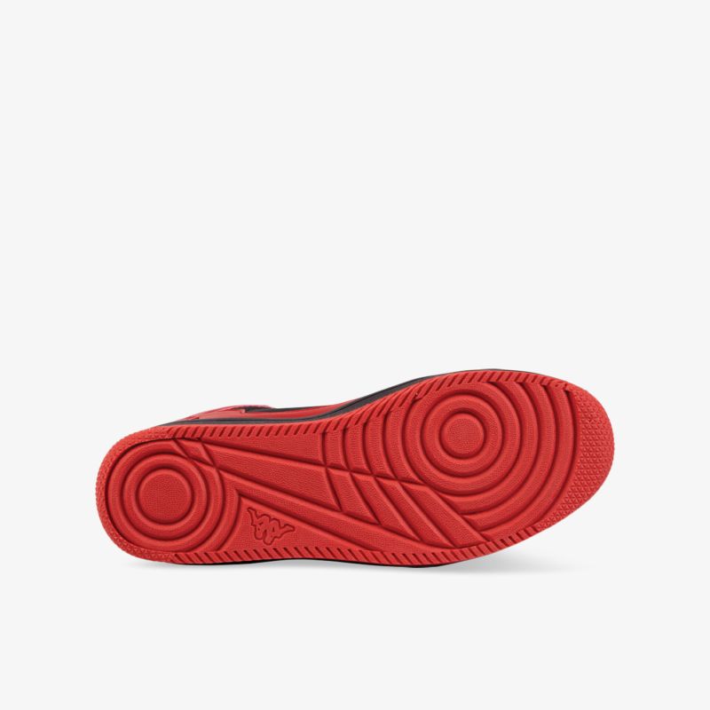 Rote Sportschuhsohle mit griffigem Profil für optimalen Halt und modernes Design.