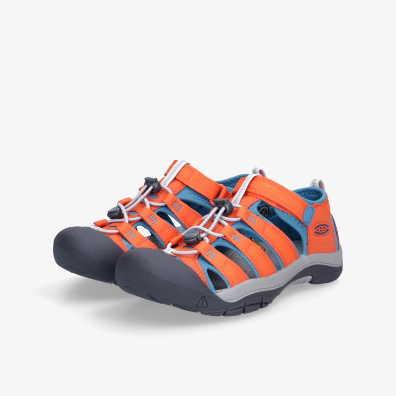 Robuste, orangefarbene Outdoor-Sandalen mit rutschfester Sohle und schnelltrocknendem Material.