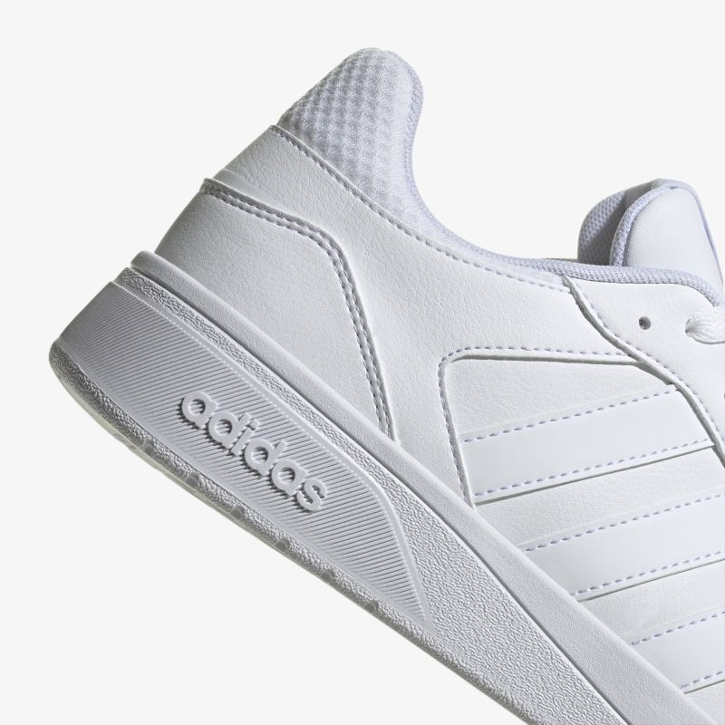 Moderner weißer Adidas Sneaker mit nahtlosem Design und elegantem Look
