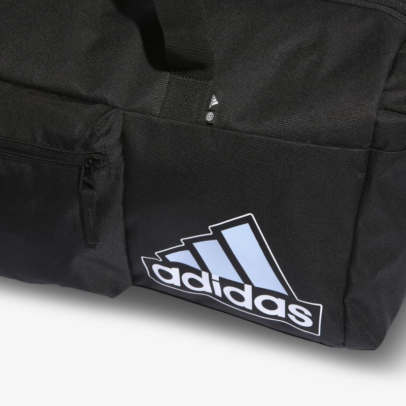 Schwarze Sporttasche mit auffälligem Logo und praktischen Fächern. Ideal für Fitness und Reisen.