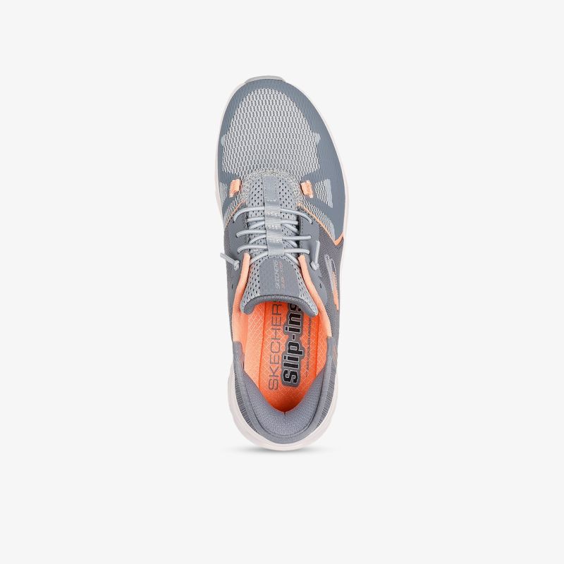 Leichter grauer Sportschuh mit atmungsaktivem Material und orangen Details, flexible Schnürung für optimalen Halt