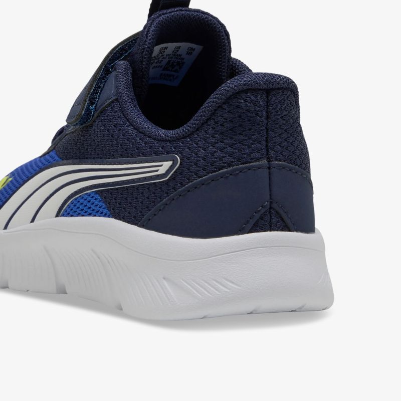Detailansicht des navy blauen Sportschuhs mit hochwertigem Material und robuster weißer Sohle für optimalen Komfort