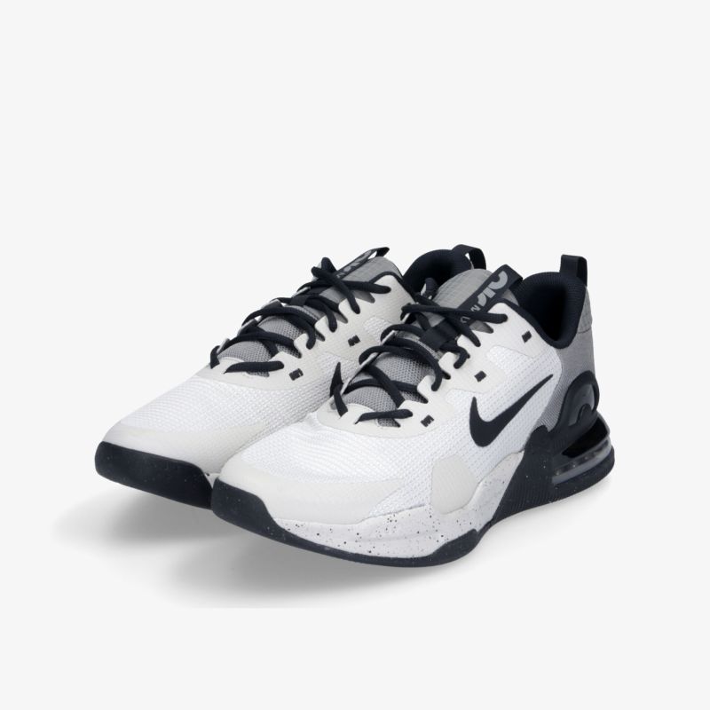 Weiß-schwarze Nike Air Max Sportschuhe mit robuster Sohle und bequemer Passform in moderner Optik
