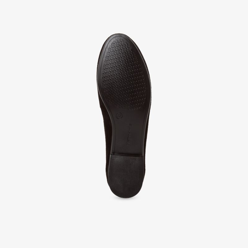 Ansicht der Schuhsohle mit strapazierfähigem, rutschfestem Design und hochwertiger Verarbeitung.