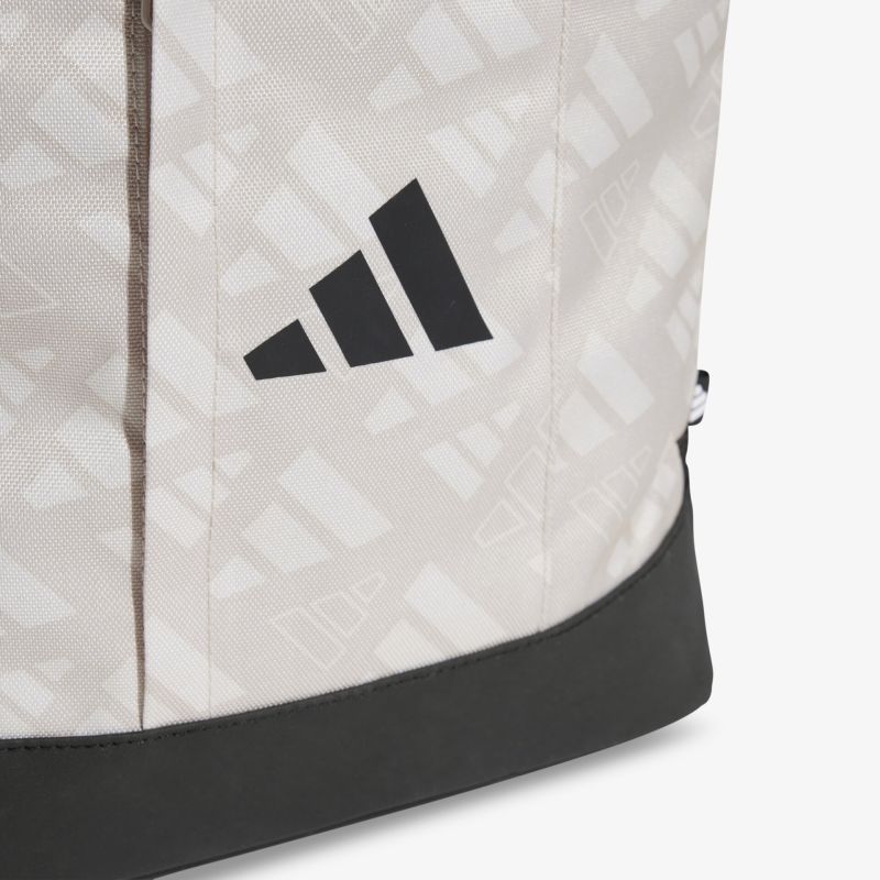 Nahe Aufnahme des schwarzen Adidas Logos auf weißem hochwertigem Textilmaterial mit Kontrastkante