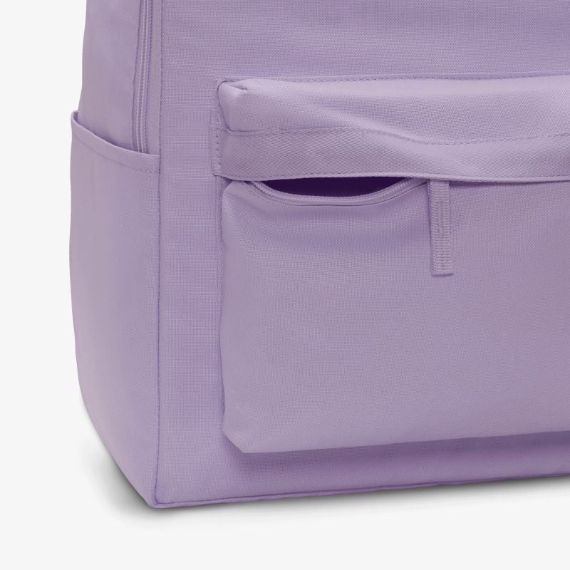 Detailaufnahme einer robusten lila Tasche mit praktischem großen Frontfach und hochwertigem Reißverschluss