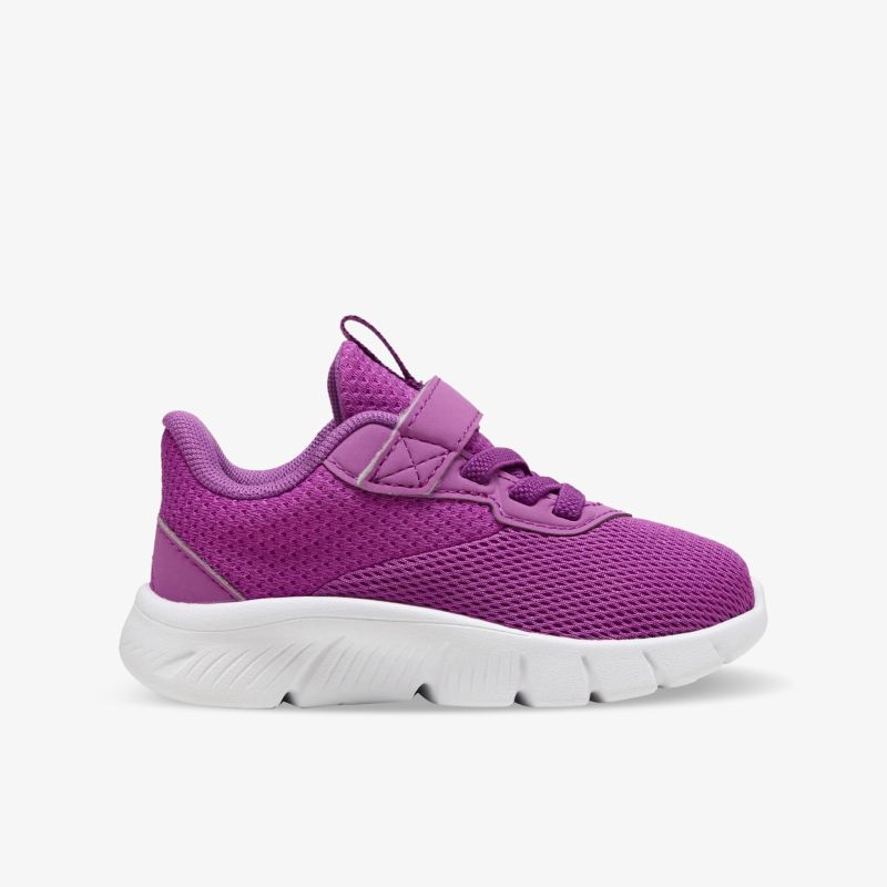 Sportlicher lila Sneaker mit atmungsaktivem Netzmaterial, bequemer Passform und flexibler weißen Sohle seitlich sichtbar
