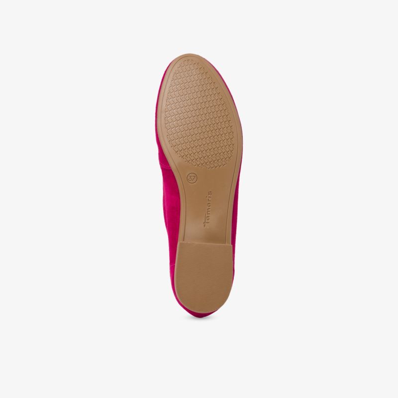 Flacher roter Schuh mit rutschfester Sohle, ideal für vielseitigen Einsatz und hohen Tragekomfort.