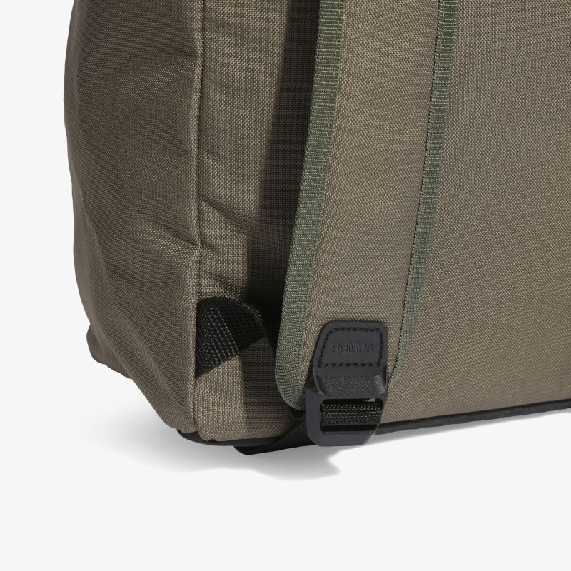 Robuste Taschecke mit praktischer Schnalle und strapazierfähigem Material für langlebige Nutzung.