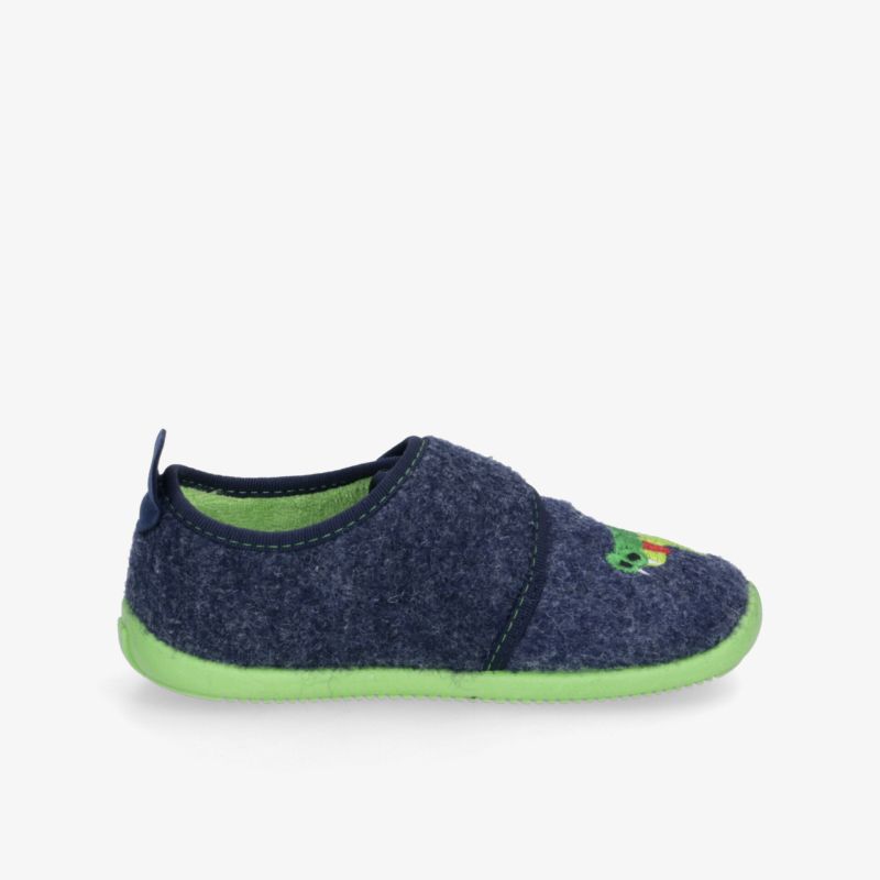 Blaue Kinderhausschuh mit grüner Sohle und cooler Applikation, passend für drinnen.