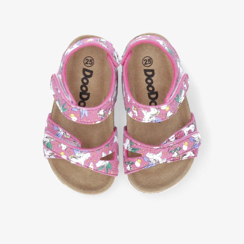 Bequeme Sandalen mit farbenfrohem Einhorn-Design und praktischem Klettverschluss für idealen Halt.