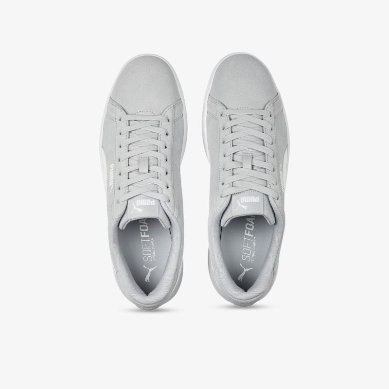 Klassische weiße Sneakers mit bequemer Passform und zeitlosem Design, ideal für den täglichen Gebrauch.