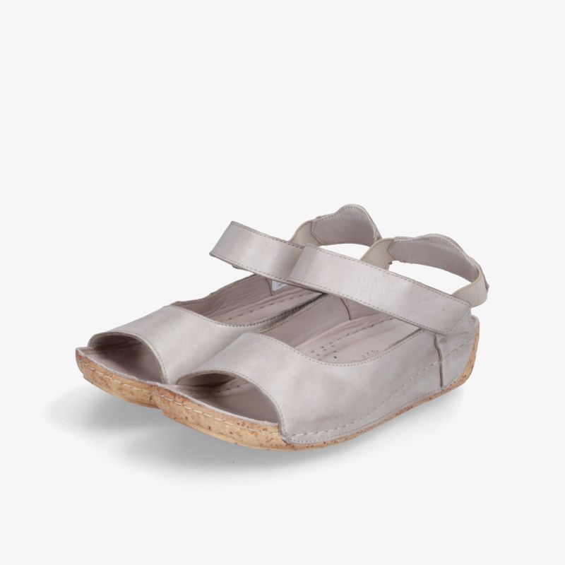 Bequeme silberne Sandale mit verstellbarem Klettverschluss und flexibler, rutschfester Sohle in schräg vorderer Ansicht