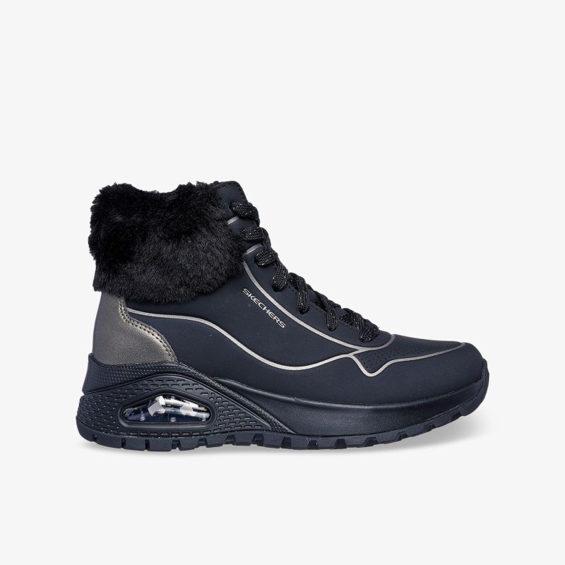 Schwarzer Winterwanderschuh mit rutschfester Profilsohle und warmem Fellfutter, seitliche Ansicht