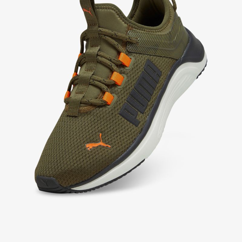 Moderner grüner Sneaker mit leichtem Mesh-Obermaterial und auffälligen orangefarbenen Details.