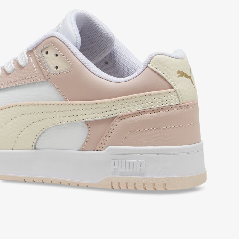 Seitenansicht eines beigen Puma Sneakers mit weißer Sohle, sportlich und komfortabel gestaltet