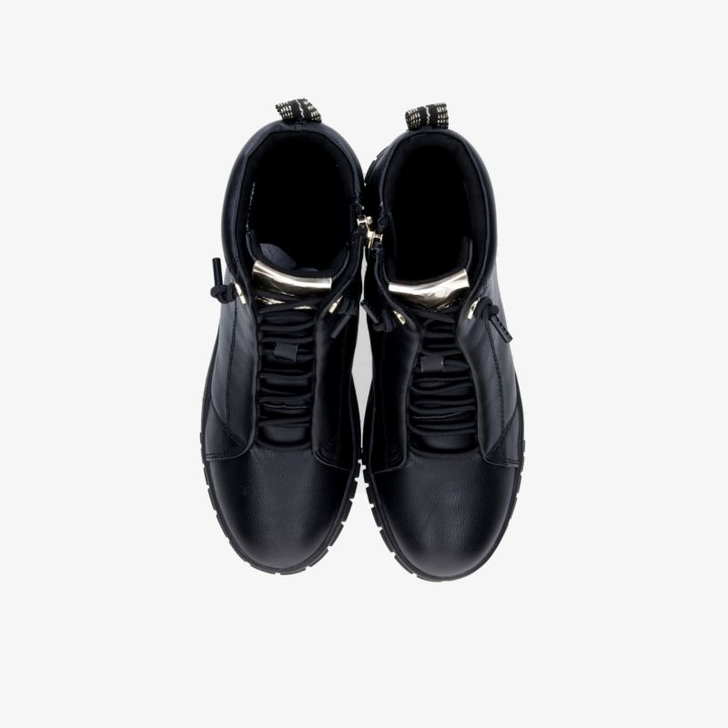 Schwarzes Paar Schuhe von oben, bequem und robust mit sportlichem Design und praktischen Schnürsenkeln