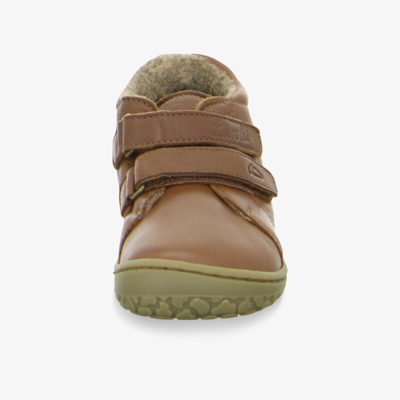 Bequemer brauner Schuh mit Klettverschluss und rutschfester Sohle für kalte Tage.