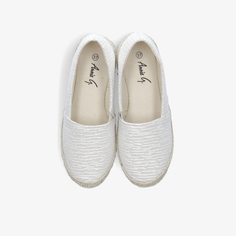 Leichte weiße Slipper im Paar mit bequemer Passform und rutschfester Sohle, ideal für Alltag und Freizeit