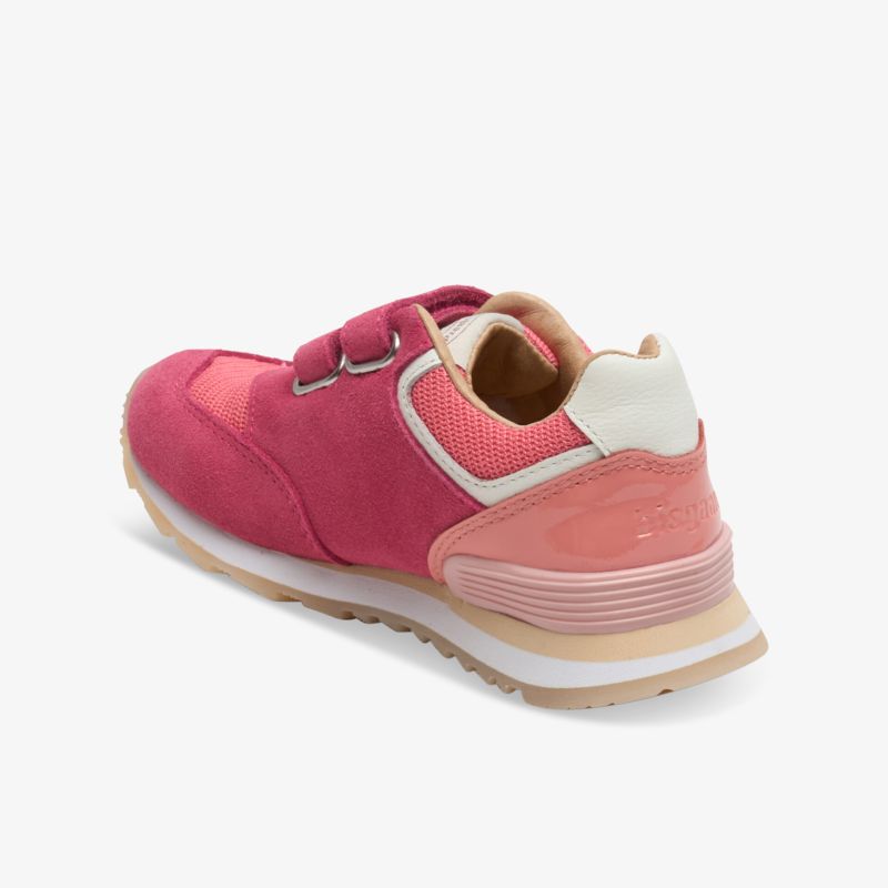 Sportlicher rosa Sneaker seitlich hinten mit gepolstertem Schaft und robust profilierter Sohle