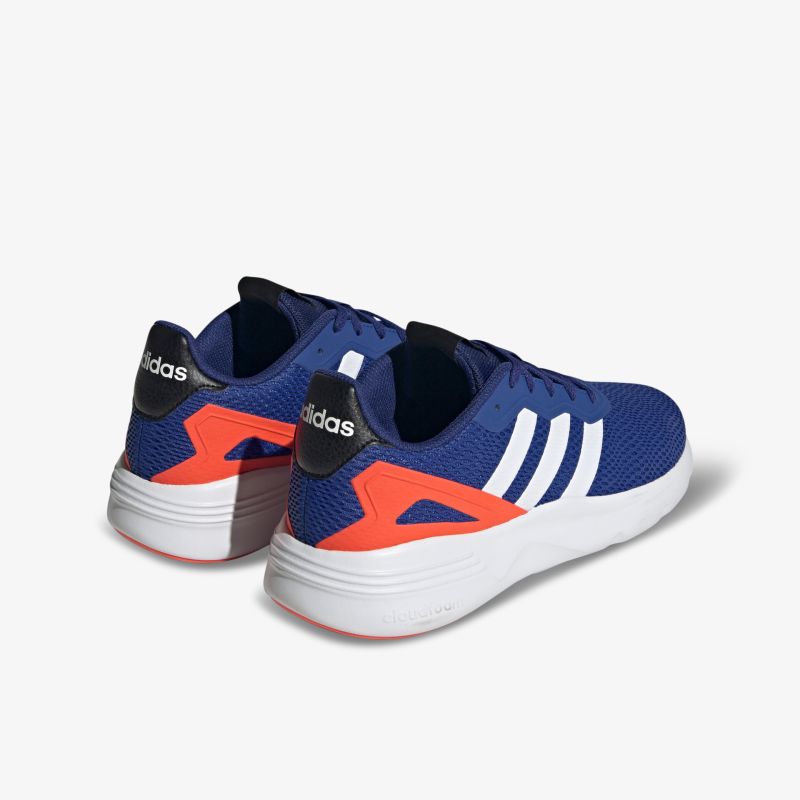 Blaue Adidas Sneakers mit markantem Design und orangen Akzenten auf einer robusten, weißen Sohle für optimalen Komfort.