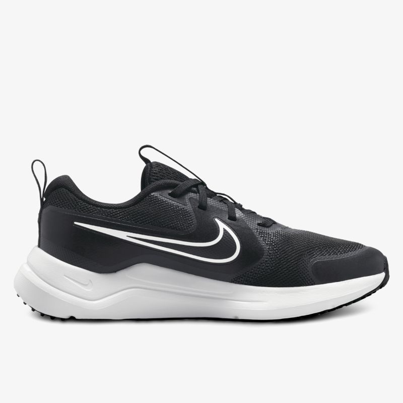 leichter sportlicher Schuh mit atmungsaktivem Obermaterial und rutschfester Sohle in seitlicher Ansicht