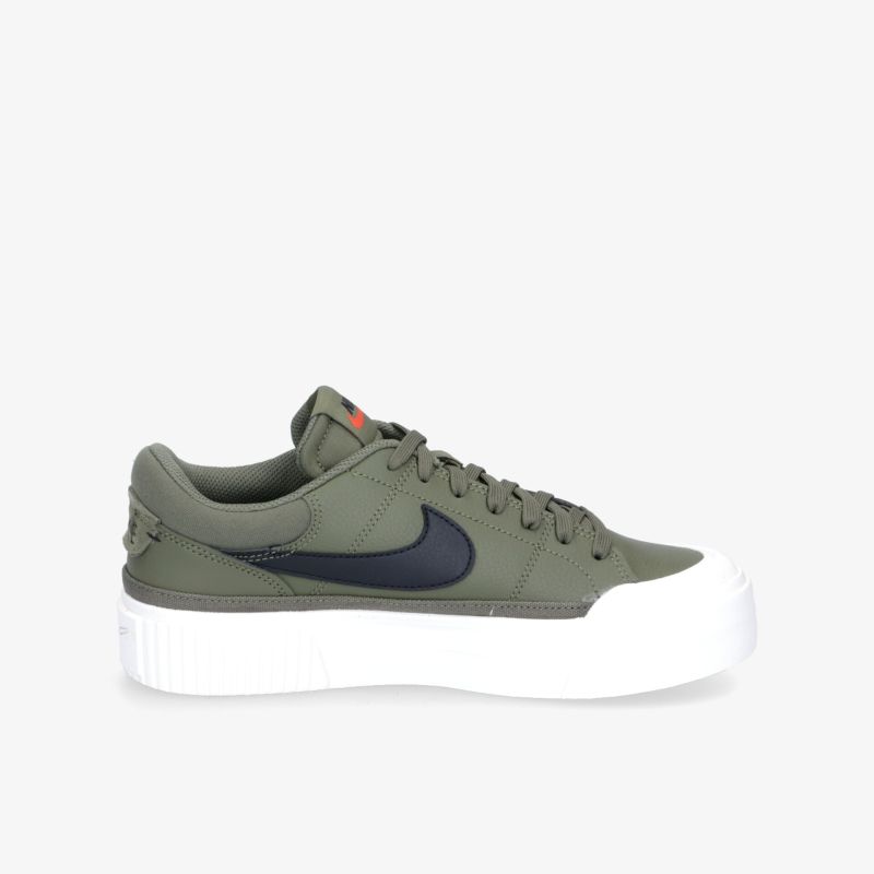 Olivgrüner Sneaker mit weißer Plateausohle und schwarzem Swoosh-Design, seitlich abgebildet