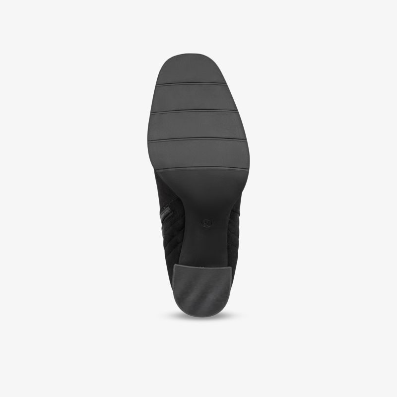 Schwarze Schuhsohle mit rutschfestem Profil für optimalen Halt und Komfort.