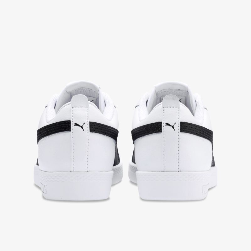 Weißer Sneaker mit schwarzem Streifen auf der Rückseite, sportlich-modernes Design für optimalen Komfort