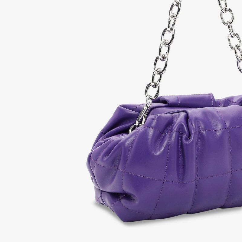 Elegante lila Tasche mit auffälligem Kettengurt und weicher Textur, perfekt für stylische Akzente.
