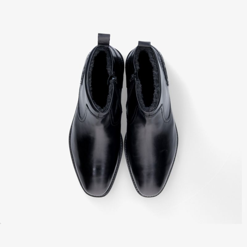 Elegante schwarze Stiefeletten mit glänzendem Finish, perfekt für einen stilvollen Auftritt.