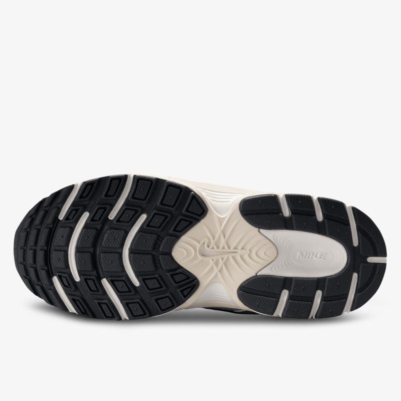 Robuste schwarze Schuhsohle mit tiefem Profil für optimalen Halt und Komfort